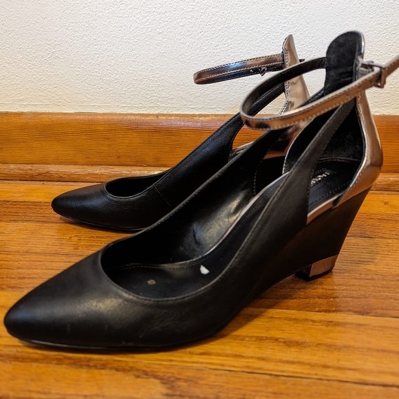 BCBG Generation metallic vamp chic formal cutout wedge - Picture 1 of 7